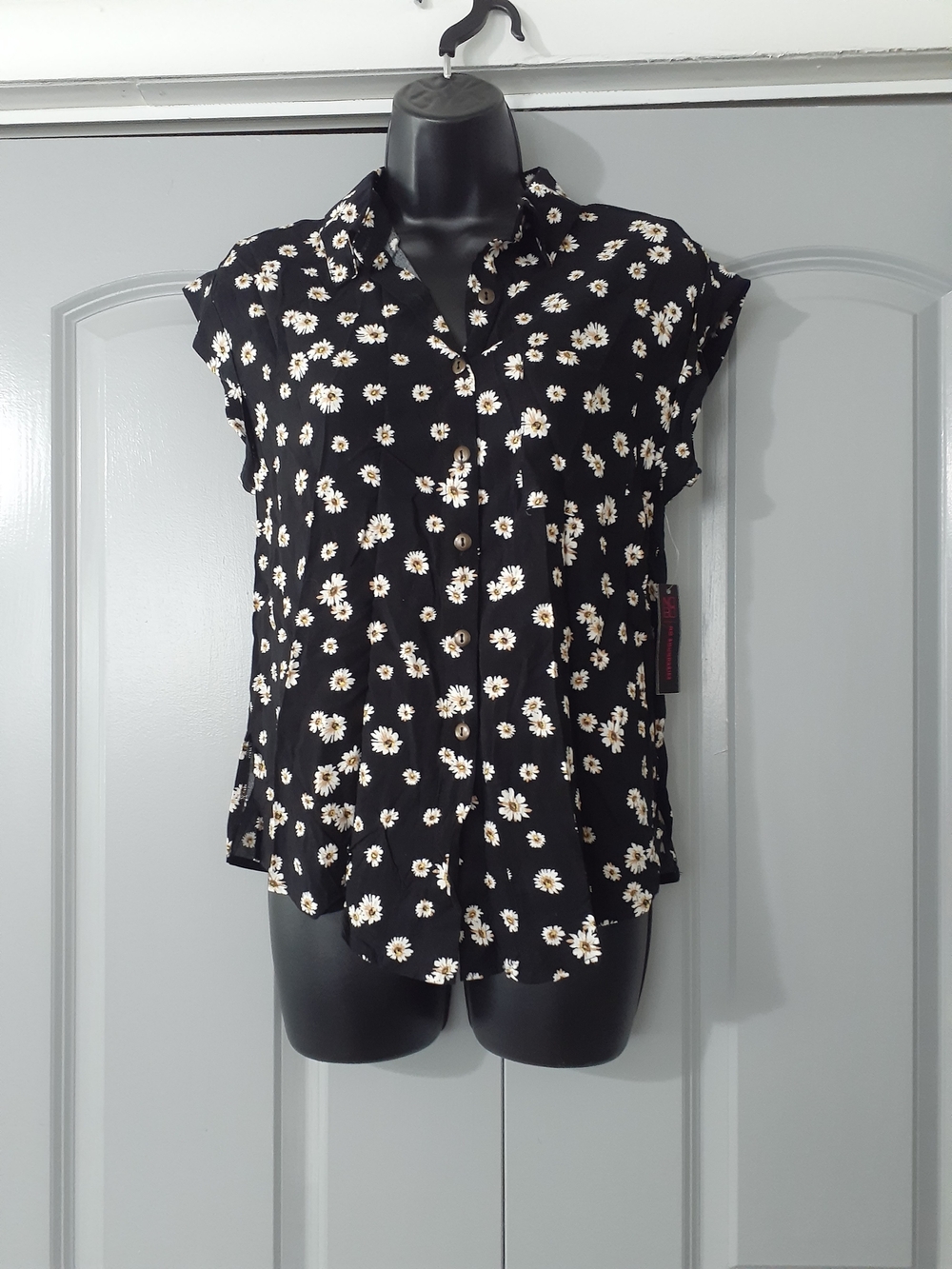 No Boundaries Black Daisy Print Button-Up Cap Sleeve Blouse